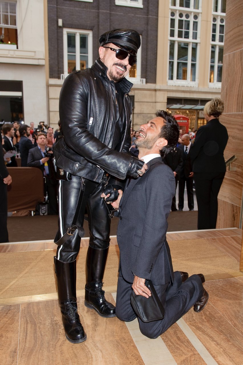 Peter Marino com Marc Jacobs na inauguração da Maison Louis Vuitton na Bond Street em Londres em 2010. (Photo by Nick Harvey/WireImage)