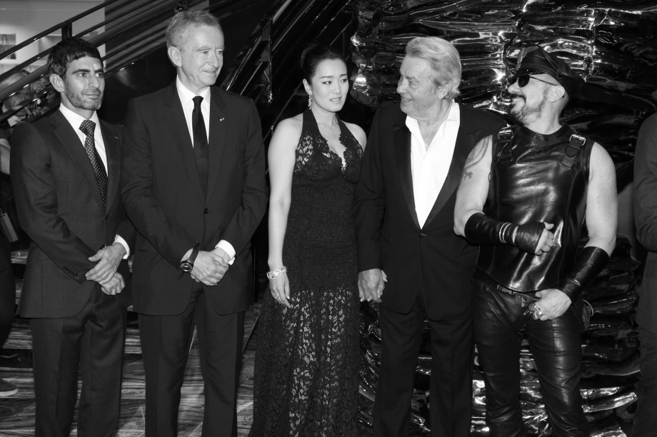 Peter Marino com Marc Jacobs, Bernard Arnault, Gong Li e Alain Delon na inauguração da Maison Louis Vuitton em Shanghai em 2012