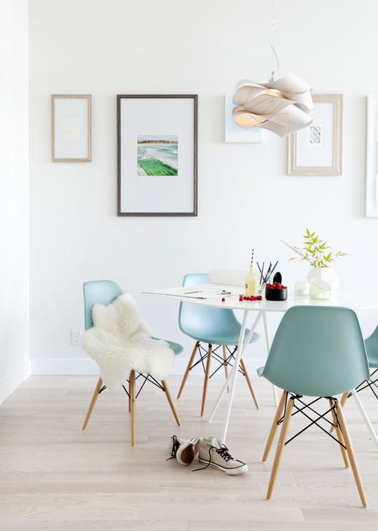 azul pastel decoração eames cadeiras