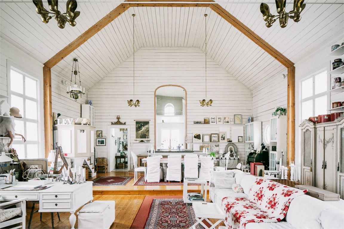 Uma reforma e uma bela decoração transformam uma antiga capela em uma casa de tirar o fôlego.