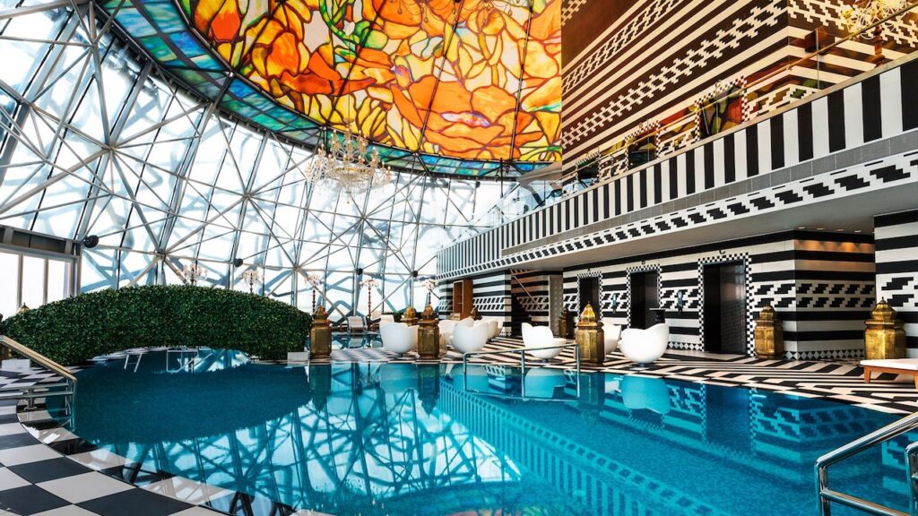 Leia mais sobre o artigo Qatar: A exuberante estética árabe do hotel Mondrian Doha