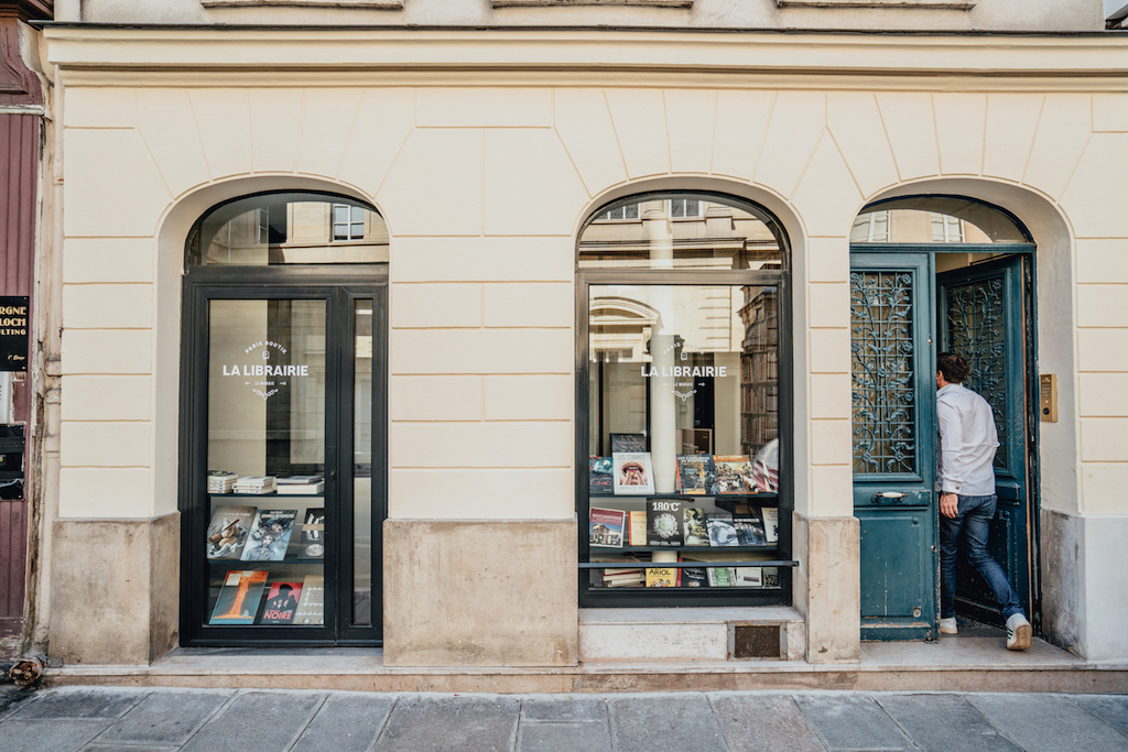 HOTEL EM PARIS, que tal dormir em uma livraria ou em uma mercearia?