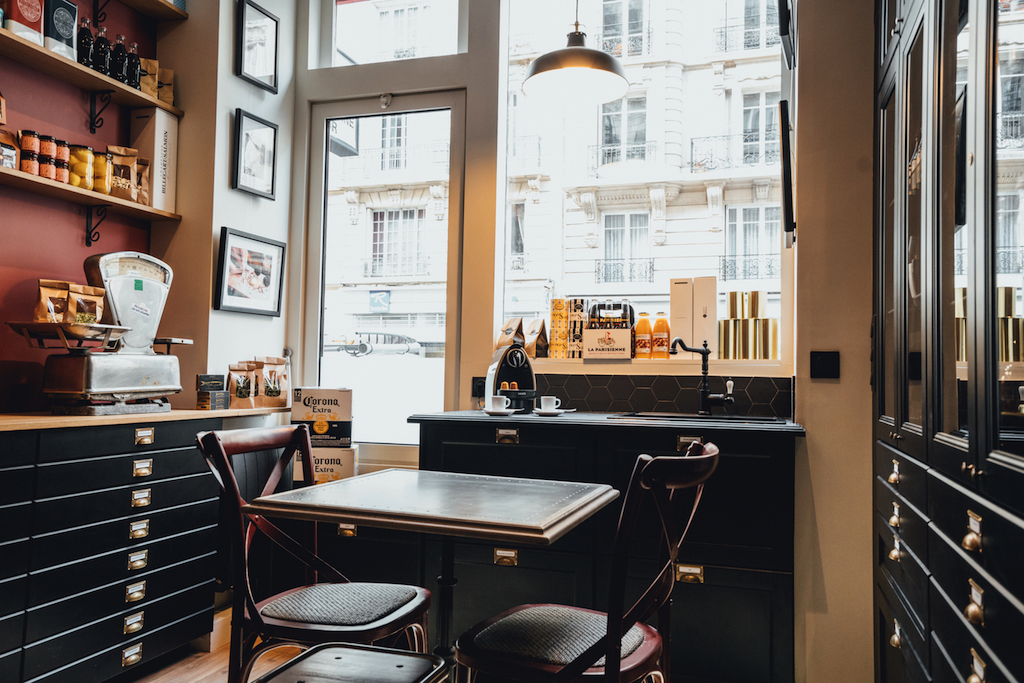 HOTEL EM PARIS, que tal dormir em uma livraria ou em uma mercearia?