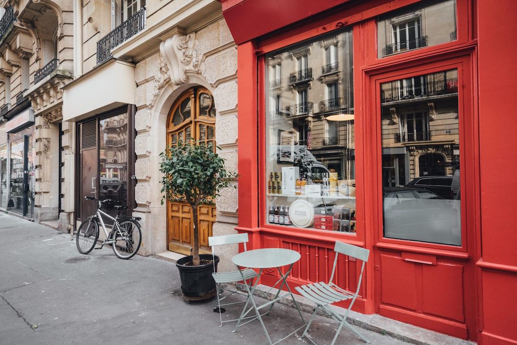 HOTEL EM PARIS, que tal dormir em uma livraria ou em uma mercearia?