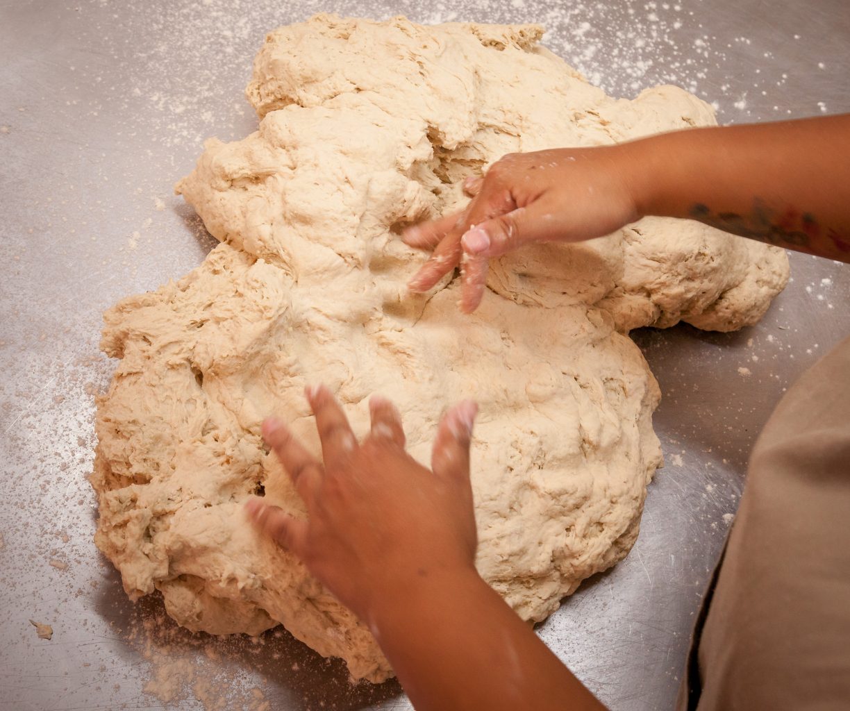 Trabalhando massa de pão fermentação natural, Feito a Pão Padaria artesanal