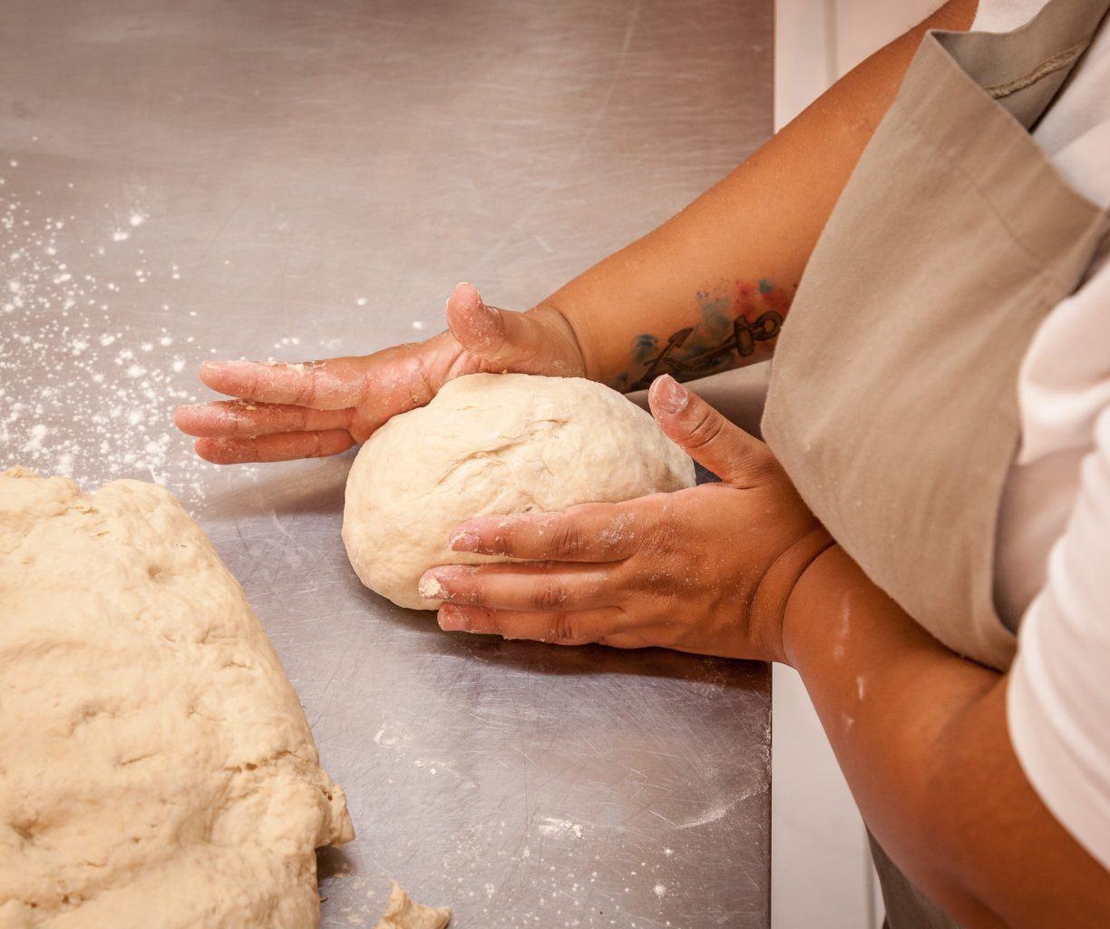 Trabalhando massa de pão fermentação natural, Feito a Pão Padaria artesanal